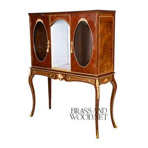Vitrine classique de luxe en bois avec ornements en laiton - Product Image 3