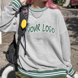 Sweat-shirt gris d'hiver personnalisé avec col et ourlet rayés verts, pull unisexe en coton avec logo imprimé numériquement, streetwear décontracté - Product Image 3