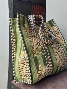 Sac fourre-tout matelassé en coton imprimé tigre fait à la main de haute qualité sac à provisions pour femmes grand sac fourre-tout - Product Image 4