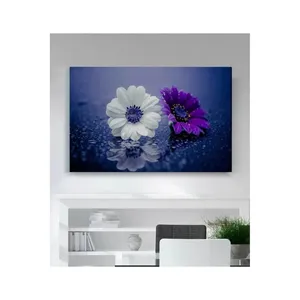 Impresión en lienzo de margaritas blancas y moradas sobre fondo azul de Fida - Product Image 6