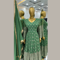 Presentación de traje Anarkali de color verde de seda pura de diseñador exclusivo fabricado por Royal Export en Surat Gujarat