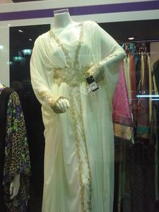 Abaya blanca de boda musulmana real con bordado a máquina dorado - Product Image 2