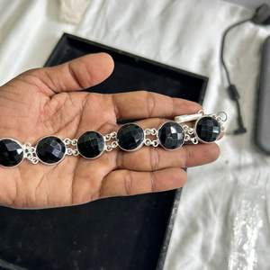 Pulsera ajustable hecha a mano de Plata de Ley 925 para mujer con piedras preciosas de ónix negro ovalado natural, producto de piedras preciosas sueltas - Product Image 2
