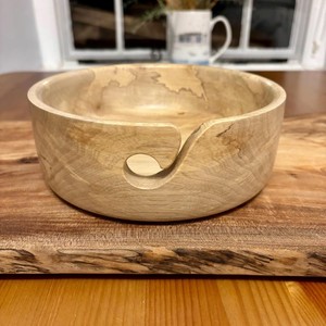 Le bol de fil tournant en bois Clovelly est un bol en bois fabriqué à la main avec un crochet tourbillonnant distinctif conçu pour tenir le fil tout en tricotant - Product Image 1