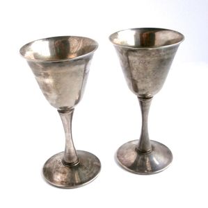 Copa para Servir Vino con Diseño Martillado en Metal Redondo con Acabado Dorado, Perfecta para Bebidas Elegantes y Artículos de Bar - Product Image 2