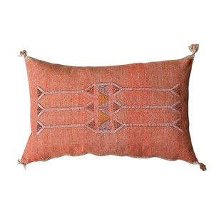 Fodera per cuscino vintage in seta di cactus marocchina ricamata a mano Sabra, colore arancio bruciato, con nappe decorative per casa, soggiorno e hotel - Product Image 2