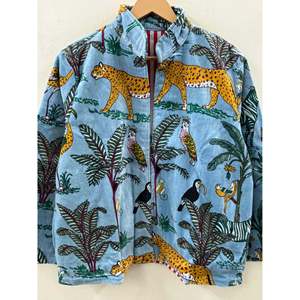 Chaqueta de Terciopelo Reversible con Estampado de Bloques The Jungle Darbar, Azul Cielo y Ocre, Estilo Universitario con Logotipo Personalizado, Transpirable, para Verano - Product Image 4