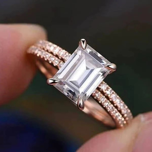 Anillo de Compromiso y Matrimonio con Moissanita Corte Esmeralda, Plata de Ley 925 con Baño de Oro, Anillo Clásico y Elegante para Novia - Product Image 1