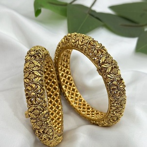 Ensemble de deux bracelets ethniques de qualité supérieure en or pour femmes et filles Collection de vêtements de mariage pour femmes et filles - Product Image 1