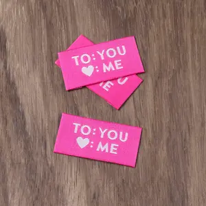 Etiquettes d'ourlet de vêtements tissées pliées au centre d'une étiquette damassée personnalisée Pli d'extrémité en polyester durable - Product Image 4