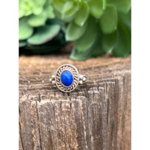 Anillo Navajo Hecho a Mano con Piedra Preciosa y Lapislázuli en Engaste de Plata de Ley, Talla 5.25, Estilo Étnico para Uso Diario y Promesas - Product Image 1