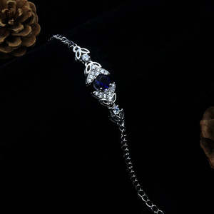 Pulsera y Brazalete de Diamantes Zarkan, Detalles Azules Vibrantes, Plata, Accesorio Elegante y con Estilo - Product Image 4
