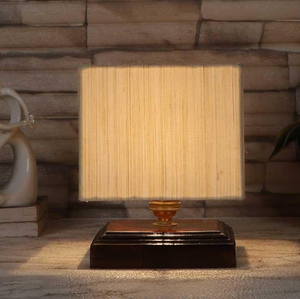 Lampe de table carrée en bois foncé avec abat-jour en lin pour votre table de chevet. Look classique, disponible à prix de gros. - Product Image 1
