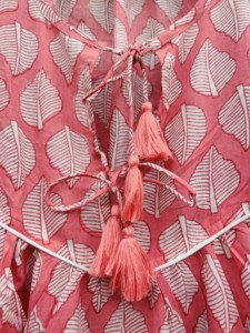 Robe courte en coton traditionnelle indienne faite à la main, imprimée à la main, à motifs de feuilles roses, avec des glands au col, style Kurti pour les fêtes - Product Image 5