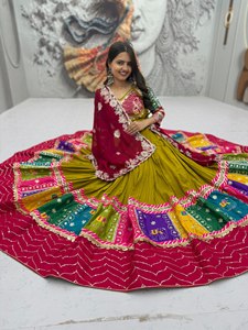 Conjunto de falda Lehenga tradicional india con diseño de bloques de color y dupatta estampada para uso festivo en bodas. - Product Image 3