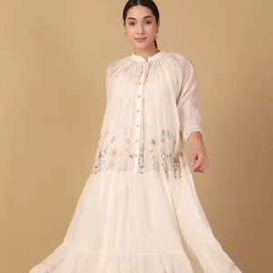 Robe brodée ukrainienne élégante et moderne de style unique, cadeau original pour femme, robe longue en lin incroyablement douce pour les vacances - Product Image 1