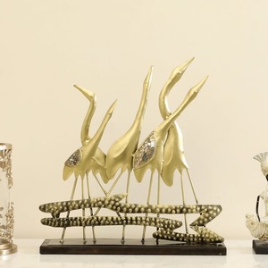 Pièce maîtresse élégante de figurine de grue dorée pour le salon, décor à la maison, art d'oiseau en métal sur un socle en bois fabriqué à la main d'Inde - Product Image 3