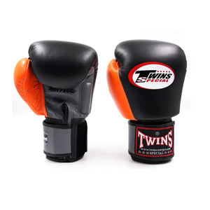 Gants de boxe légers en cuir orange et noir avec poignées respirantes et support de poignet auto-agrippant pour l'entraînement - Product Image 1