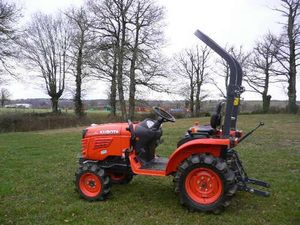 Tractor Agrícola Compacto Kubota B2420 4WD Nuevo y Usado para Trabajos en Pequeñas Granjas, Huertos y Jardines - Product Image 1