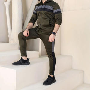 Conjunto Deportivo para Hombre en Color Verde Oliva con Rayas en Gris y Negro, Diseño Moderno, Corte Regular, Hecho de Algodón - Product Image 4