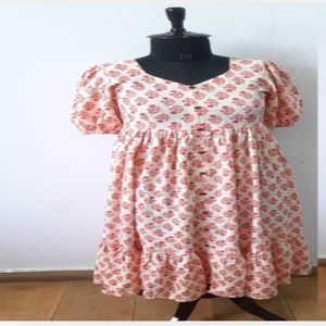 Robe midi tendance, design floral unique, design uni, longue, froncée, col cœur, bouton, manches bouffantes courtes - Product Image 1