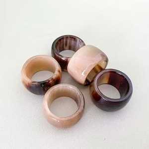 Anneaux de serviette en résine et bois de haute qualité avec vaisselle faite à la main élégante et lisse pour fleurs de mariage, romantique - Product Image 2