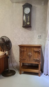 Gabinete lateral Wabi-Sabi Treasure de teca natural con puertas de raspado de madera desgastada, muebles de sala de estar para uso doméstico o hotelero - Product Image 3