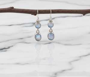 Boucles d'oreilles clous délicates en argent sterling plaqué or avec double pierre de lune arc-en-ciel, bijoux de fête mignons, cadeau pierre de naissance de juin - Product Image 4