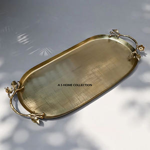 Plateau en métal aluminium de forme rectangulaire plaqué or avec poignées latérales, pour servir à la maison, à l'hôtel, au restaurant - Product Image 4