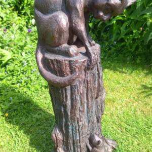 Sculpture de chat assis en bronze sur un tronc pour la décoration de jardin, disponible en faible quantité minimale de commande, prix d'usine - Product Image 5