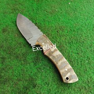Couteau de chasse Skinner en acier damas fait à la main avec manche en corne de bélier tous les jours couteau à lame fixe avec gaine en cuir - Product Image 3