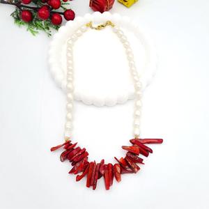 Collana di perle barocche di corallo - Product Image 1