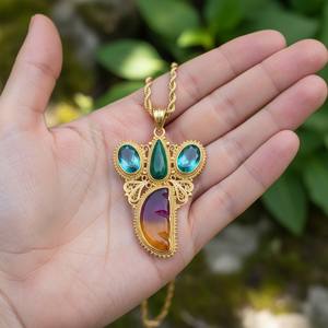 Collier pendentif luxueux plaqué or 18 carats, bio-tourmaline et quartz aquamarine - Product Image 4