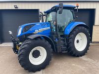 Neuer New Holland T7.210 Traktor mit Lader und landwirtschaftlichen Geräten