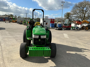 Tractor Compacto John Deere 1025R 4049M, 24HP, 4WD, Motor Diésel Hidrostático, Caja de Cambios, Bomba, Monitoreo Remoto - Product Image 2