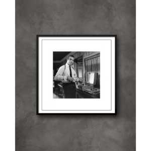 Impression d'art Sean Connery James Bond avec cadre en bois noir, scène emblématique du Martini à la vodka - Product Image 3