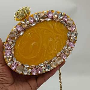 Sculpture de table artisanale en résine éco-responsable TIMELESS CRAFT avec fermeture magnétique, doublure en coton, strass et perles - Product Image 3