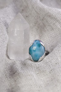 Anillo de Plata de Ley 925 con Piedras Preciosas MG-NU014 de Mehrajudin Gems, Estilo Vintage Hecho a Mano con Piedra Larimar Azul Natural - Product Image 5