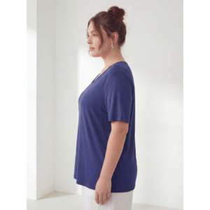 T-shirt col V grande taille pour femme bleu marine - Product Image 3