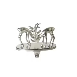 Soporte para medias de hierro navideño con gancho fuerte de base ponderada para colgar decoraciones y regalos navideños - Product Image 1