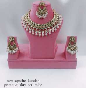 Collier ras du cou indien fantaisie traditionnel et à la mode couleur or Kundan perle boucles d'oreilles ensemble avec Mangtikka pour femmes et filles - Product Image 1