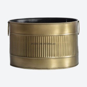 Macetas Decorativas de Jardín Redondas de Excelente Calidad, Metal de Alta Gama, Exterior Chapado en Oro y Interior con Recubrimiento en Polvo de Color Negro - Product Image 1