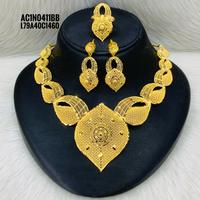 ALANKEET CREATIONS Collier classique à breloque fleurie pour femme avec chaîne en laiton plaqué or