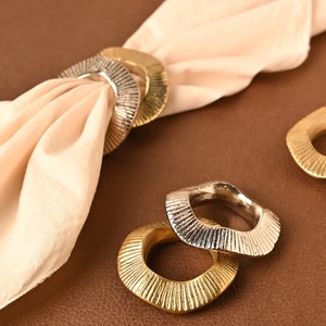 Servilletero de metal de lujo con elegante diseño duradero chapado en oro perfecto para decoración de vajilla y eventos. - Product Image 4