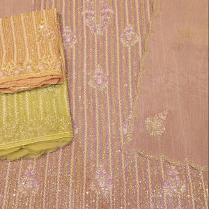 Costumes pour femmes indiens brodés à la main non cousus de créateur moderne pour les fêtes de style traditionnel - Product Image 1