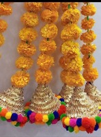 Bunga Marigold buatan untuk dekorasi karangan bunga panjang, dibuat dengan bunga Marigold oranye dengan dekorasi gantung dinding lonceng