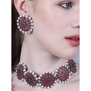 ผ้าส่าหรีสีแดงเลือดหมูทรงกลม ปักลายมุกสีขาว สำหรับงานแต่งงาน - Product Image 1