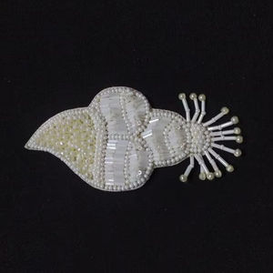Broche blanche personnalisée de haute qualité, broches brodées à la main avec des strass, broches en fil de bullion, broches faites à la main, épingle à la mode - Product Image 1