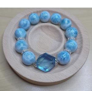 Bracelet en résine fait main pour femme, bijou tendance, accessoire mode, cadeau pour boutique, vente au détail et en ligne, artisanat en résine - Product Image 3