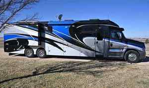 Ordenado 2026 F r e i g h t LI N E R M2 + 106 Sport-chasis LH5 Luxury Crew Cab H a u l e r - Product Image 6